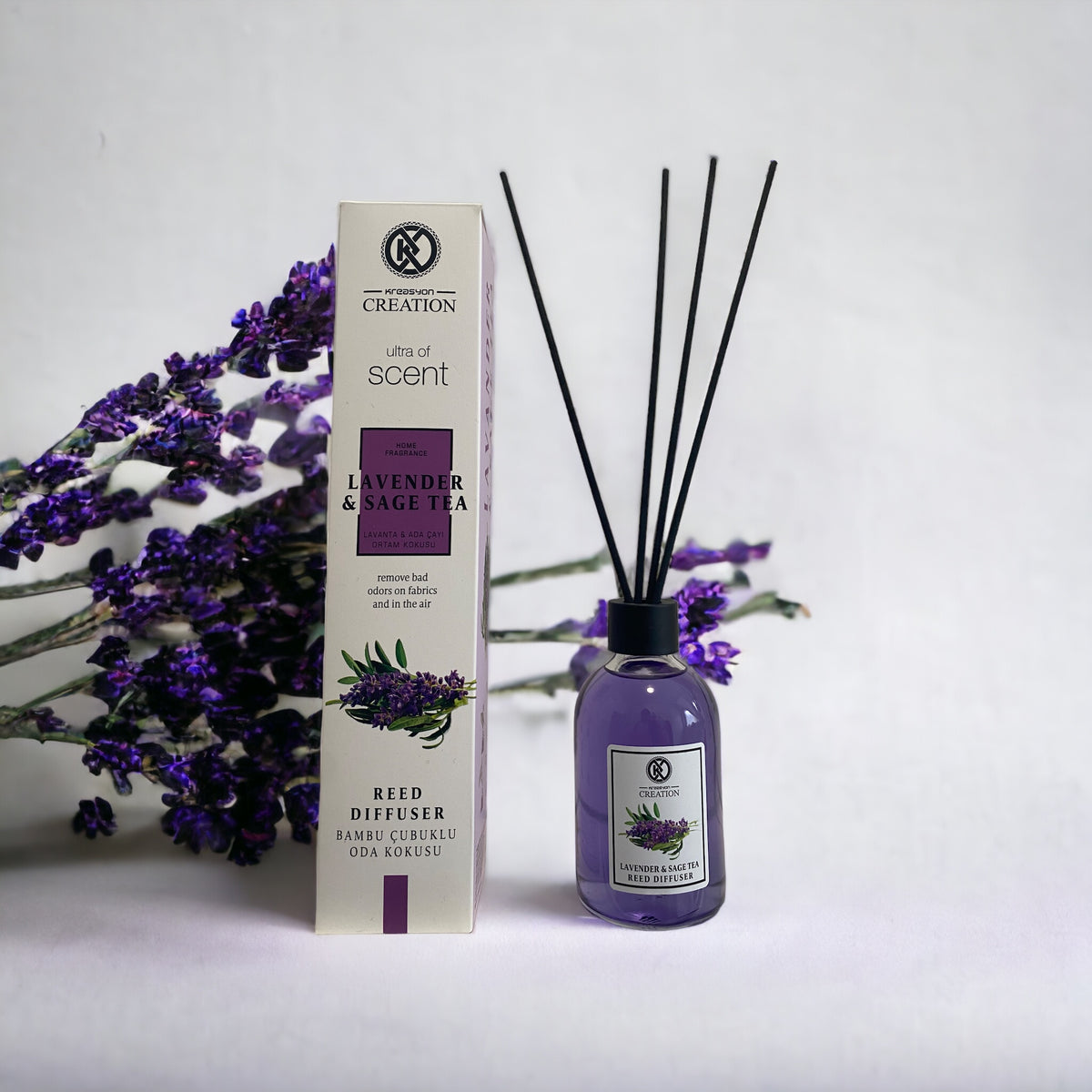 Lavendel- und Salbeitee in einer Tasse, mit frischen Lavendelblüten und Salbeiblättern, auf einem Holztablett, natürliche Teezubereitung