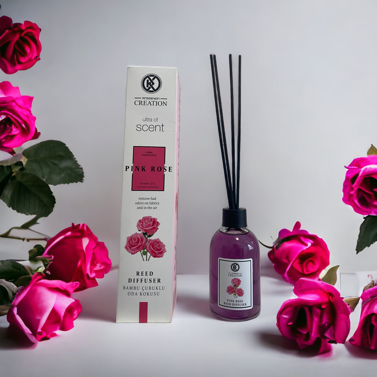 Rote Rose Duftöl von den besten Duftzwillingen, flüssig in einer klaren Flasche, zeigt die blühende Rose und die pinke Farbe.