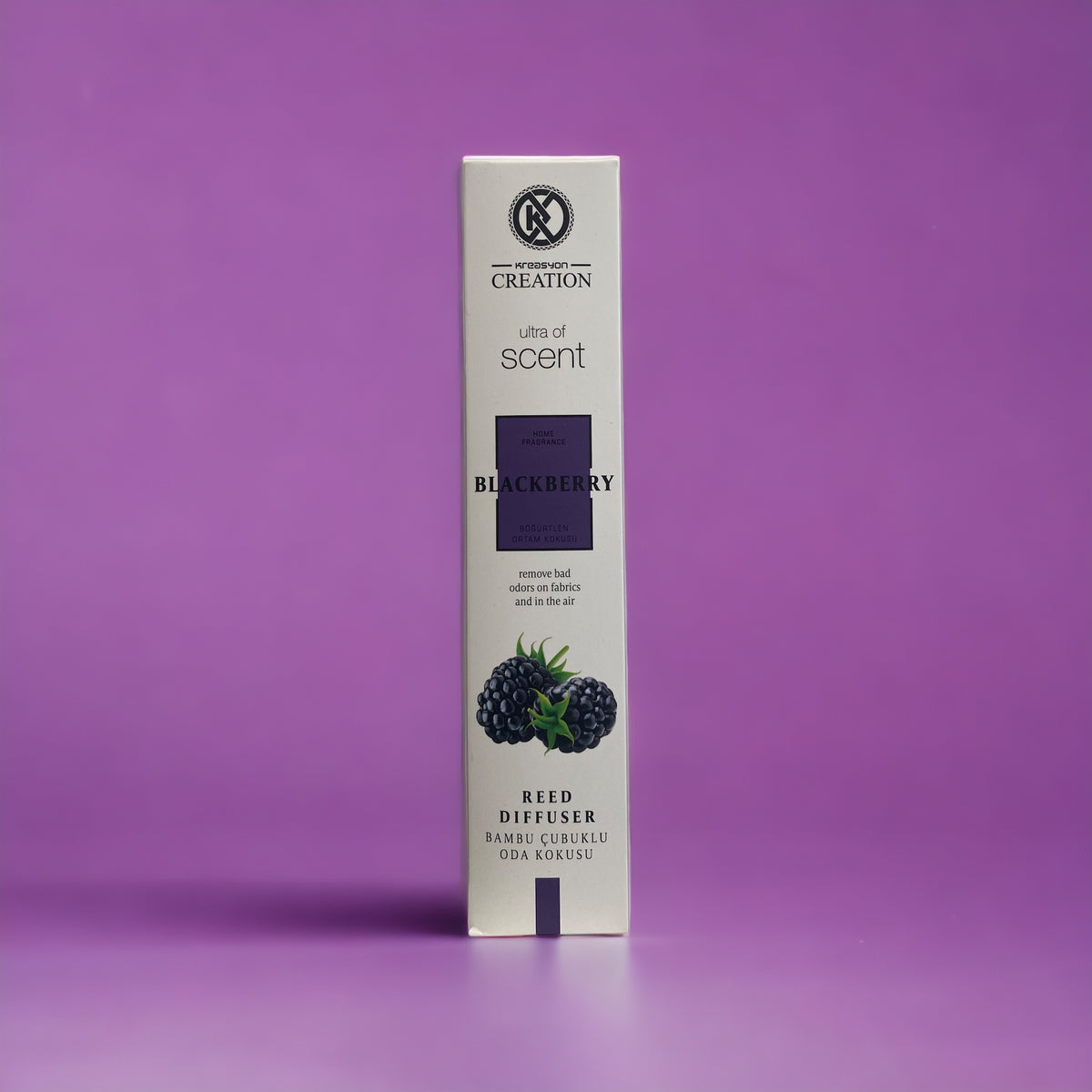 Frische schwarze Brombeere vom Duftparadies, zeigt reife Beeren und grüne Blätter in einer natürlichen Darstellung.
